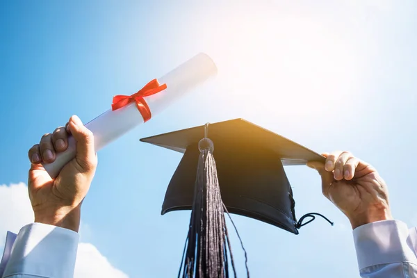 Graduation dagen, bilder av utexaminerade firar examen p — Stockfoto