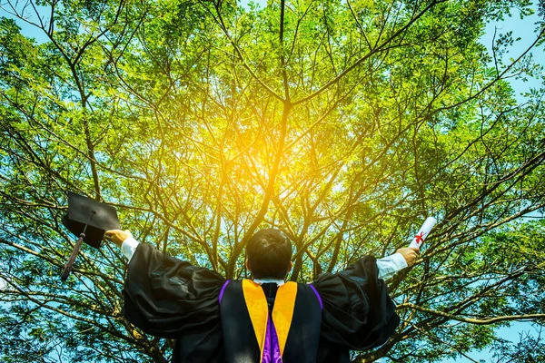 Succesvol afstuderen student met natuur achtergrond. — Stockfoto