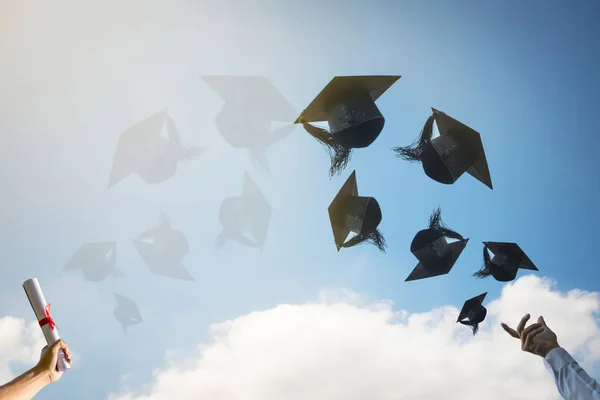 Graduados manos lanzando sombreros de graduación . — Foto de Stock