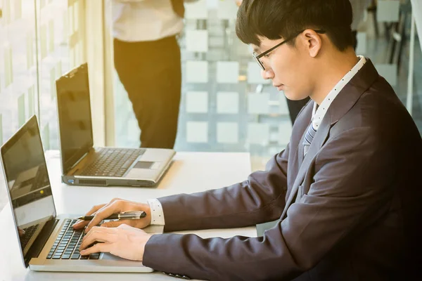 Üzleti ember, munkadokumentum és a laptop az office reggeli fényben — Stock Fotó