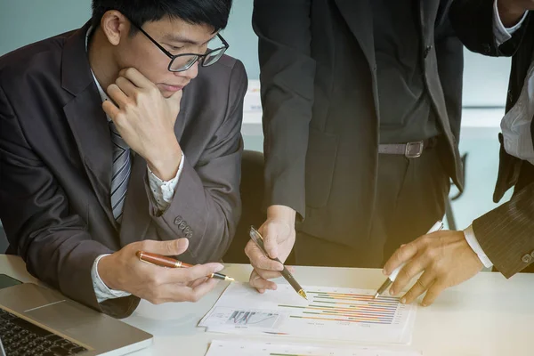 Business Teamwork looking at report and having a discussion in o — Stock Photo, Image