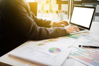 Belge ve içinde laptop çalışma iş adamı el yakın çekim 