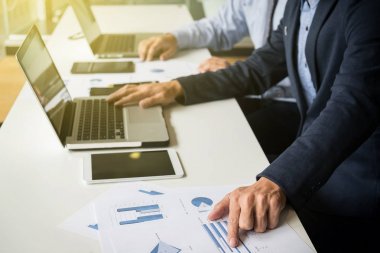 İş takım çalışması süreci, işadamları el laptop işaret 