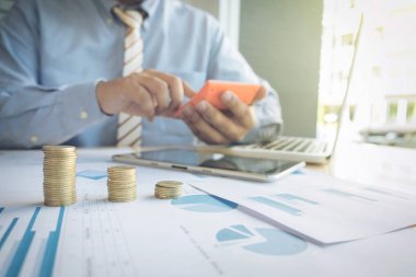 işadamı görevliler düzenlenmiş yığılmış paralar ile hesap makinesi kullanma
