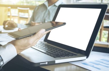 Bilgisayar, akıllı telefon ile çalışan iş takım takım Toplantı