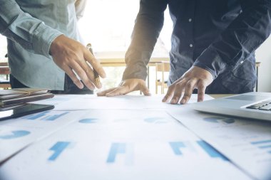 İş takım iki arkadaşları birçok docume ile çalışma tartışıyor