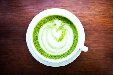Matcha yeşil çay kahve kalp şekli latte sanat beyaz fincan o