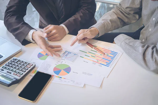 Primer plano de las manos de dos personas de negocios discutiendo nuevo proyecto en — Foto de Stock