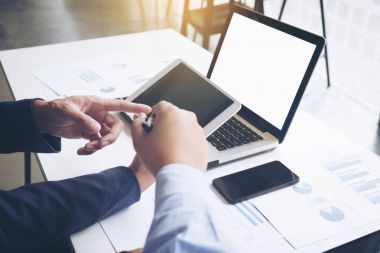 ofis masaları ile akıllı telefon ve dijital iş belgeleri 