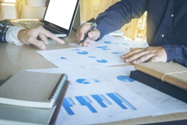 İş takım çalışması süreci, işadamları eller belgelerine işaret