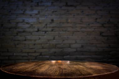 Seçilen odak boş kahverengi ahşap masa ve duvar doku veya eski 