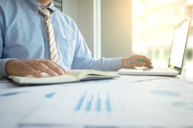 Belge ve dizüstü bilgisayar Ofis Masası, çalışma iş adamı sabah