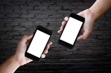 İki el bir akıllı telefon boş ekran eski ihbarı holding 