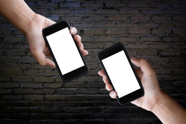 İki eli boş scr ile siyah smartphone yatay tutarak