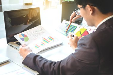 İş takım iki arkadaşları yeni planı mali grafik tartışıyor