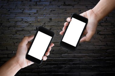 İki eli boş scr ile siyah smartphone yatay tutarak