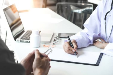 Sağlık ve tıp kavramı, hasta dikkatle için dinleme bir 