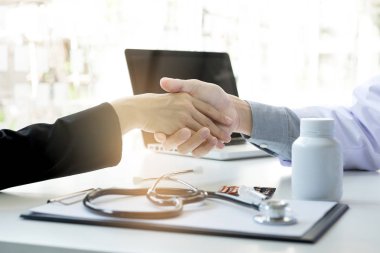 S sonra Bayan hasta el sallayarak beyaz ceket erkek doktor