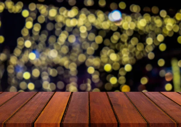 나무 테이블 displa 흐림 밤 빛 bokeh 배경에 가기 — 스톡 사진