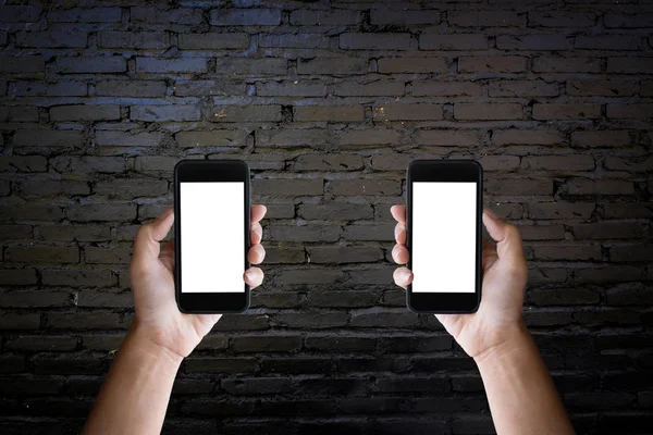 Die Hände des Mannes mit dem leeren Bildschirm eines Smartphones auf dem alten Blac — Stockfoto