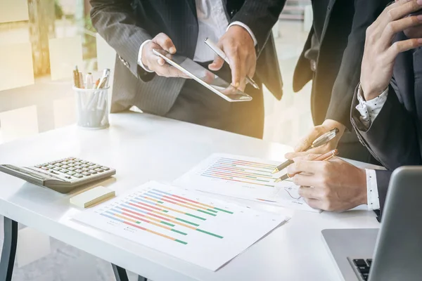 Business team verslag te kijken en het hebben van een discussie in kantoor — Stockfoto