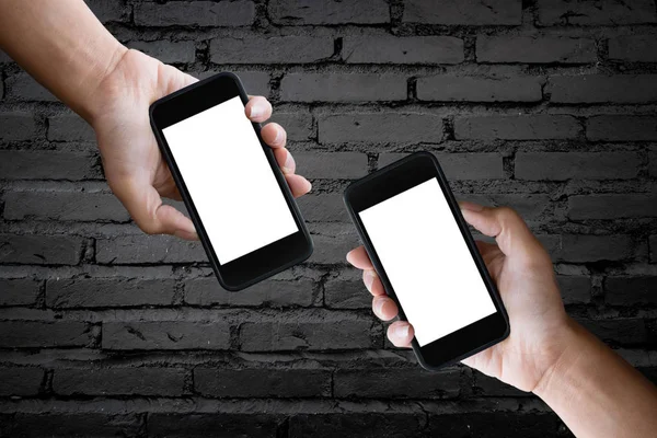 Zwei Hände mit leerem Bildschirm eines Smartphones am alten schwarzen — Stockfoto