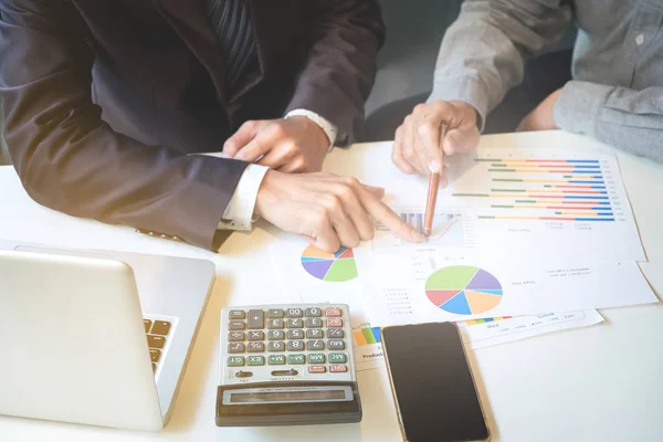 Equipo de negocios dos colegas discutiendo nuevo plan gráfico financiero — Foto de Stock