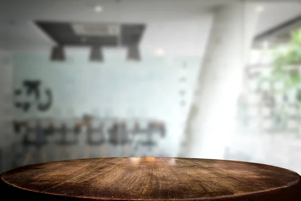 Επιλεγμένο εστίαση άδειο καφετί ξύλινο τραπέζι και αίθουσα συσκέψεων ή δημο — Φωτογραφία Αρχείου