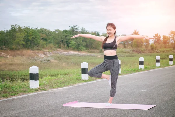 Yoga im Park, Gesundheitsfrau, Yoga-Frau. Konzept der gesunden Ernährung — Stockfoto