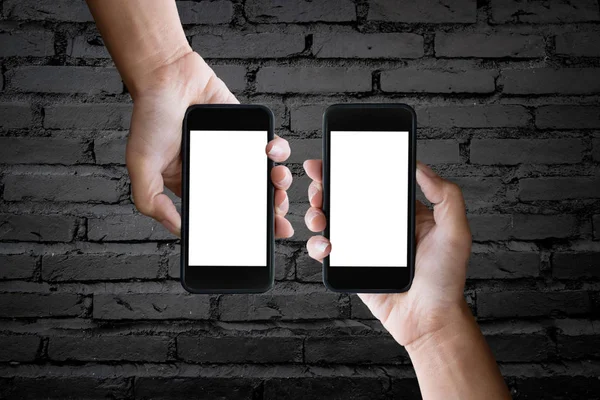 Duas mãos segurando horizontal o smartphone preto com scr em branco — Fotografia de Stock