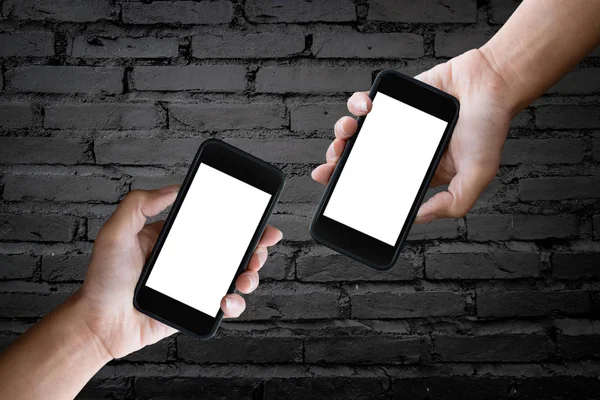 Duas mãos segurando horizontal o smartphone preto com scr em branco — Fotografia de Stock