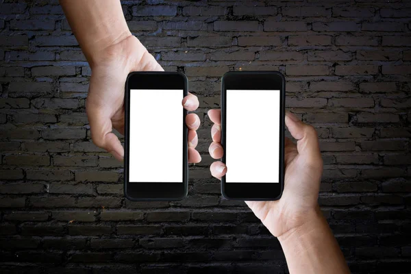 Zwei Hände, die das schwarze Smartphone horizontal mit leerem Scr halten — Stockfoto