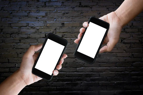 Duas mãos segurando horizontal o smartphone preto com scr em branco — Fotografia de Stock