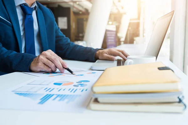 Zakenman die werken op kantoor met laptop en documenten op zijn — Stockfoto