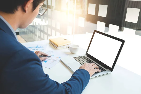 Geschäftsmann arbeitet im Büro mit Laptop und Dokumenten auf seinem — Stockfoto