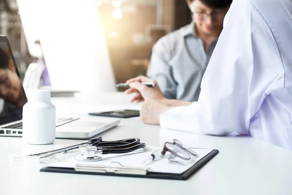 Salud y Concepto Médico, paciente escuchando atentamente a un — Foto de Stock