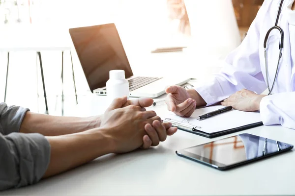 Gesundheits- und medizinisches Konzept, der Patient hört aufmerksam zu — Stockfoto