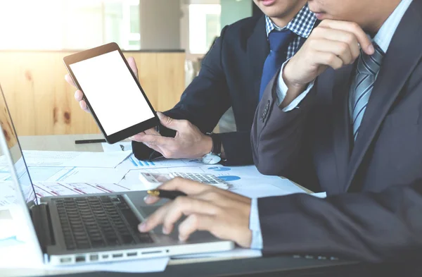 Gambar pengusaha yang mengadakan pertemuan di kantor menggunakan t digital — Stok Foto