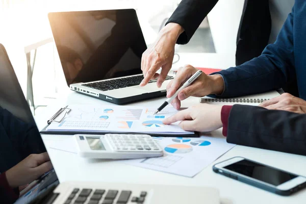 Reunião de equipe de negócios trabalhando com novo projeto de inicialização, discussi — Fotografia de Stock