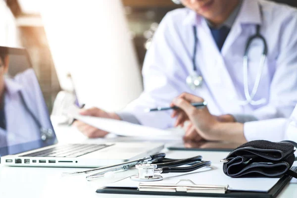 Dois médicos estão discutindo a história do paciente em um ponto de consultório — Fotografia de Stock