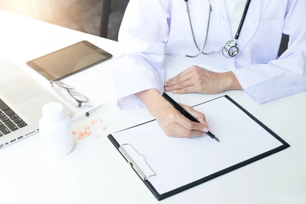 Cuidado de la salud y el concepto médico, médico de la mano de la mujer celebrar pluma fil — Foto de Stock