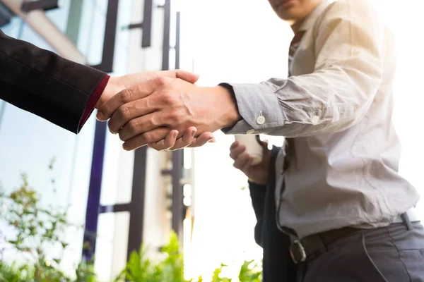 Feliz hombre de negocios sonriente estrechando las manos después de un acuerdo que termina — Foto de Stock