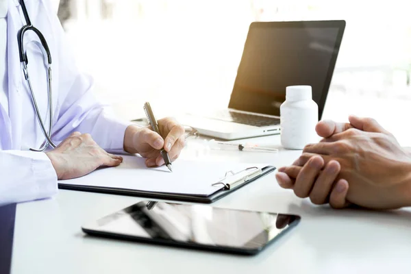 Salud y Concepto Médico, paciente escuchando atentamente a un — Foto de Stock