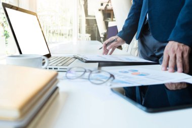 İş takım iki arkadaşları yeni planı mali grafik tartışıyor