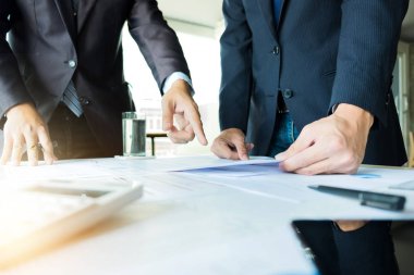 İş takım iki arkadaşları yeni planı mali grafik tartışıyor