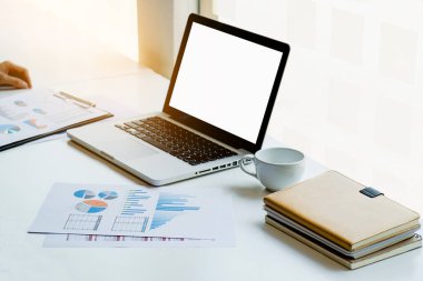 Dizüstü bilgisayar ve belgeler onun ofisinde çalışan iş adamı 