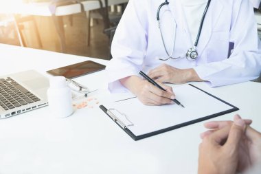 Sağlık ve tıp kavramı, hasta dikkatle için dinleme bir