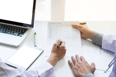 İki varlık doktorlar hasta bir office pointi tarihinin tartışıyor