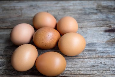 taze yumurta yumurta etrafında ahşap arka plan üzerinde noktalı