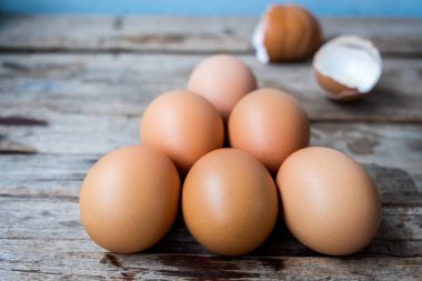 taze yumurta ve yumurta kabuğu ahşap arka plan üzerinde